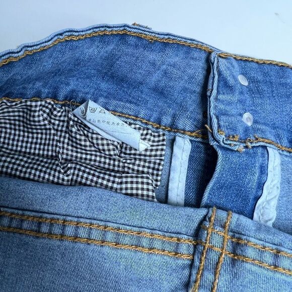 Denim Light washed Distressed Shorts Size 6 - Picture 3 of 8